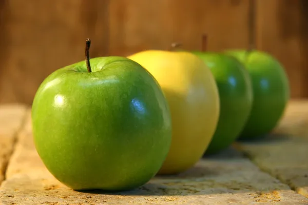 Närbild av gröna och gula äpplen — Stockfoto