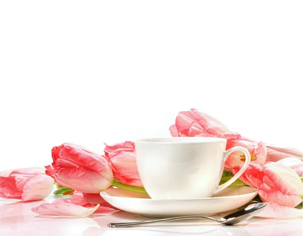 Xícara de chá com tulipas rosa no branco — Fotografia de Stock