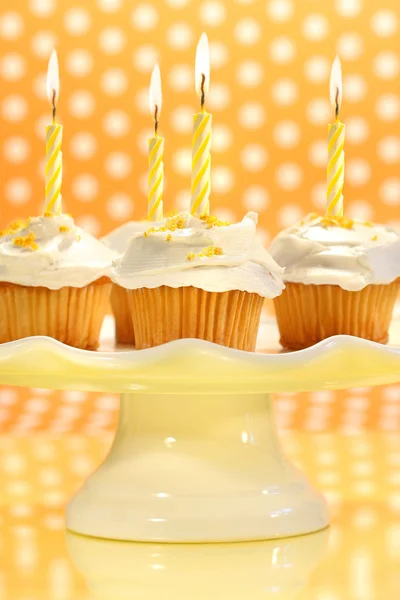Cupcakes met oranje schil bestrooid op bovenkant — Stockfoto