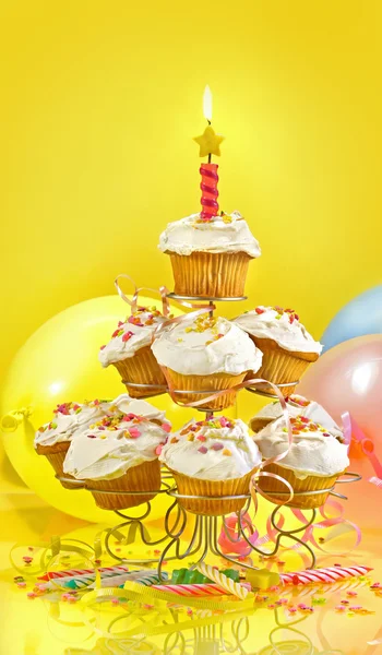 Montones de cupcakes sobre fondo amarillo —  Fotos de Stock