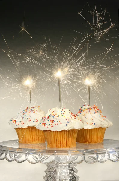Cupcakes com sparklers — Fotografia de Stock