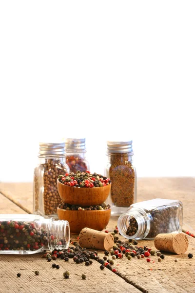 Bottiglie di spezie su tavolo rustico — Foto Stock