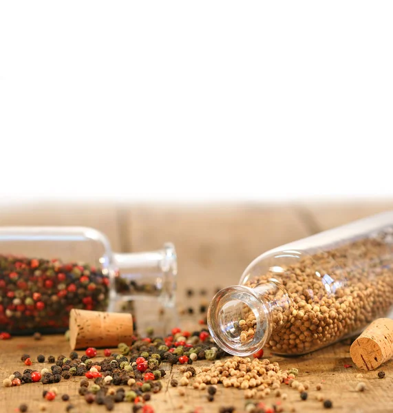 Flaskor av kryddor på rustika bord — Stockfoto