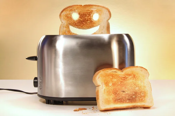 Tost makinesiyle iki dilim ekmek — Stok fotoğraf