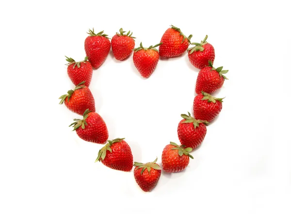 Φράουλες που διαμορφώνεται για να διαμορφώσει μια καρδιά σε λευκό — Φωτογραφία Αρχείου