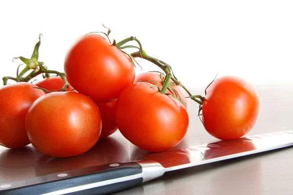Färska mogna tomater på rostfritt stål counter — Stockfoto