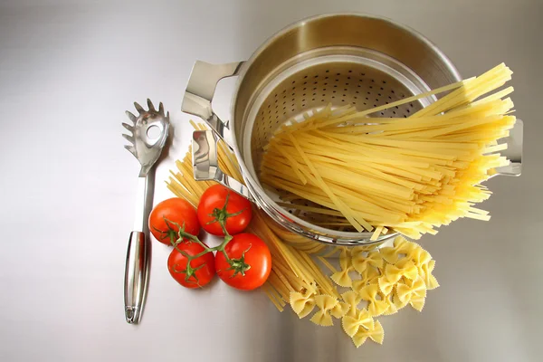 Overhead schot van pasta's, tomaten en pot — Stockfoto