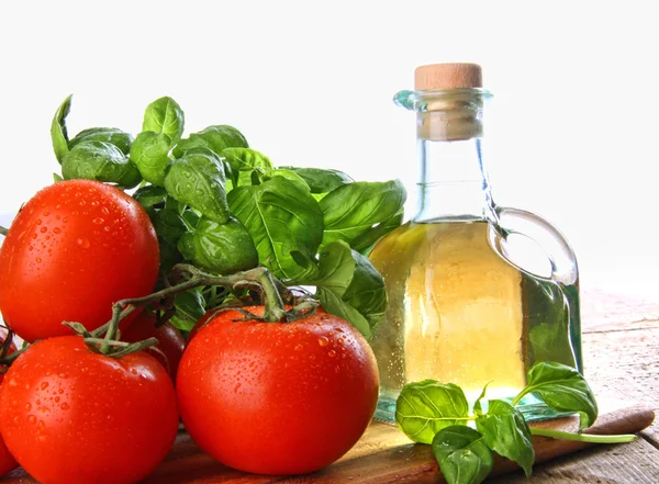 Rajčata s čerstvou bazalkou a olivovým olejem — Stock fotografie