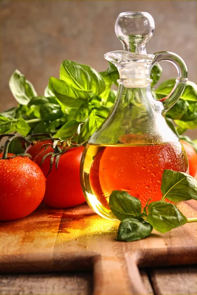 Бутылка оливкового масла с овощами — стоковое фото