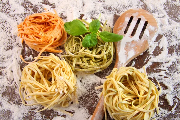 未经烹煮的意大利面，在三种颜色 — 图库照片