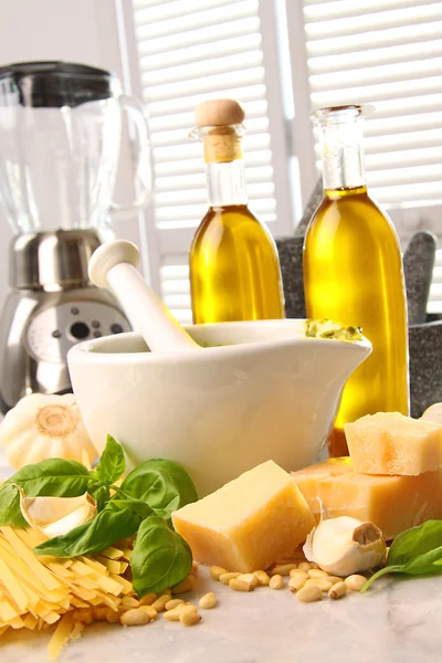 Zutaten für die Herstellung von italienischem Pesto — Stockfoto