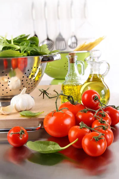 Spinazie bladeren in zeef met tomaten — Stockfoto