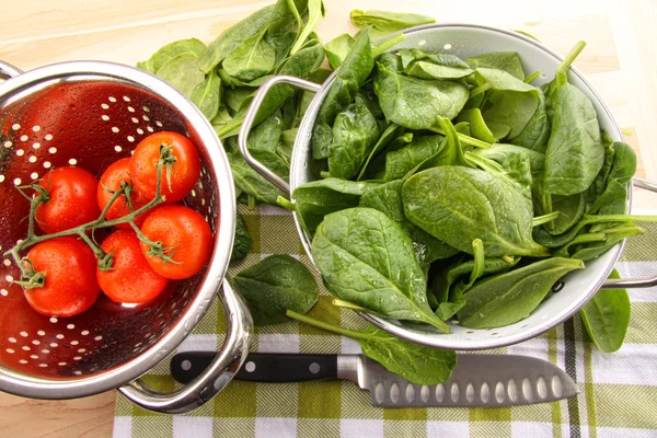 Fresh spinach leaves with tomatoes — Stock Photo, Image