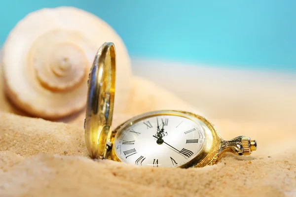 Horloge verloren in het zand — Stockfoto