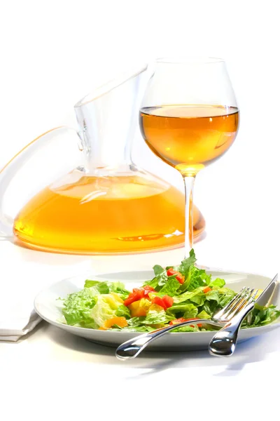 Plaat van salade en wijn glas — Stockfoto