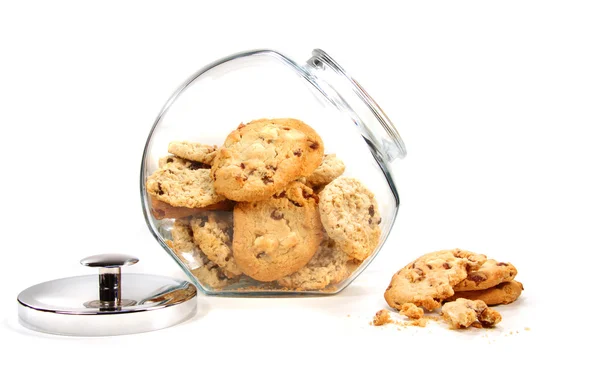 Домашнее печенье в стеклянной банке на белом — стоковое фото