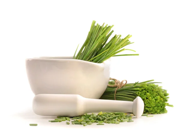 Fresh cut chives with a mortar and pestle — Stock Photo, Image