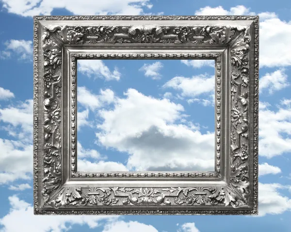 Stříbrný fotorámeček proti modré obloze — Stock fotografie