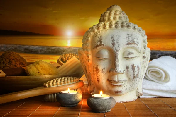 Αξεσουάρ μπάνιου με το άγαλμα του Βούδα στο ηλιοβασίλεμα — Φωτογραφία Αρχείου