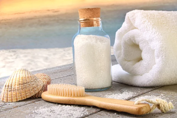 Mořská sůl s ručníky na pláži — Stock fotografie