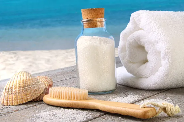 Zeezout met handdoek op het strand — Stockfoto