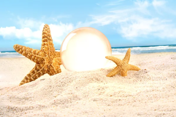 水晶球与海星在沙子里 — 图库照片