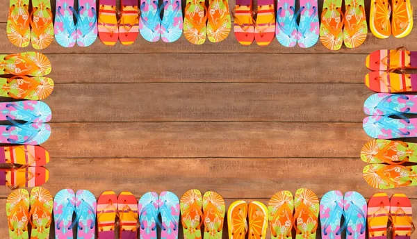 Färgglada flip-flops på trä — Stockfoto