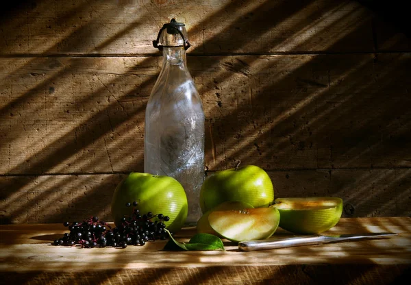 Botella vieja con manzanas verdes — Foto de Stock