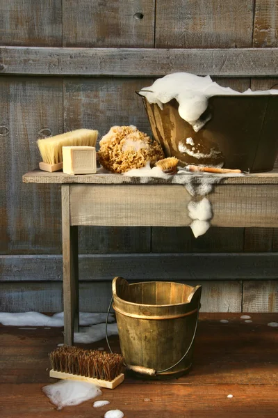 Banheira velha com sabão e escovas de esfregar — Fotografia de Stock
