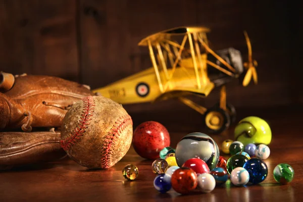 Старый бейсбол и перчатки с антикварными игрушками — стоковое фото