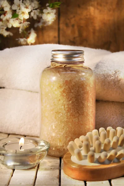 Соль для ванн красоты, свечи и щетки для ванны — стоковое фото
