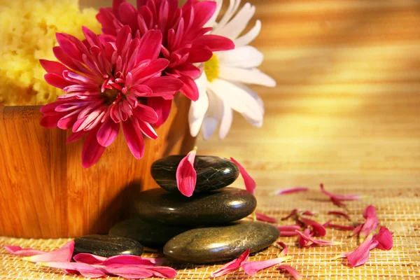 Aromatherapie mit rosa und weißen Chrysanthemen — Stockfoto