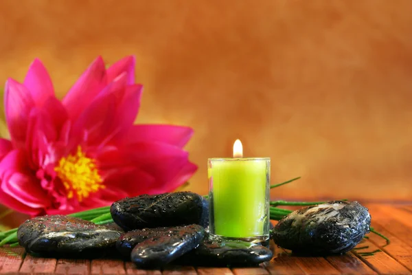 Grüne Kerze mit Aromatherapie — Stockfoto