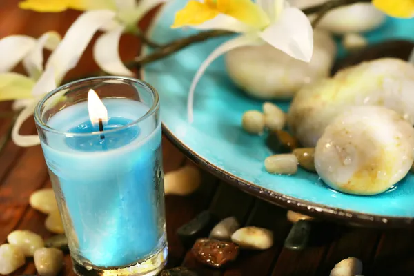 Blauwe aromatherapy kaars en spa stenen — Stockfoto