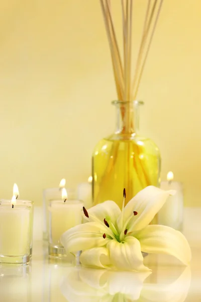 Bâtonnets parfumés avec bougies et lis — Photo