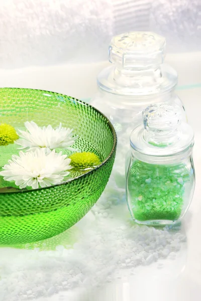 Чаша с зеленой водой и морская соль — стоковое фото