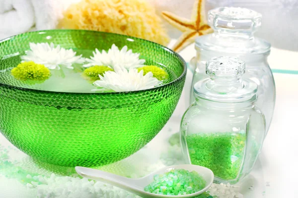 Grüne Schale mit Wasser und Blumen bereit für die Wellness-Sitzung — Stockfoto