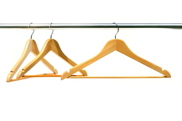 Drei Kleiderbügel auf einer Kleiderstange — Stockfoto