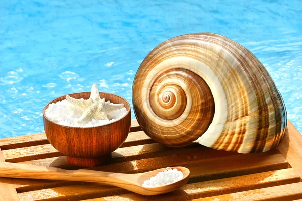 Bath salts and sea shell by the pool — Stock Photo, Image