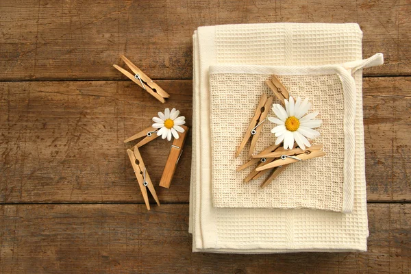 Close-pins and dish towels on old table — Stock Photo, Image