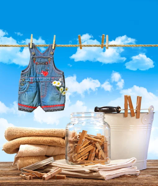 Çamaşır günü havlu, masada clothespins ile — Stok fotoğraf