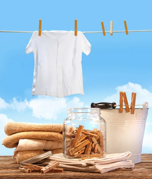 День стирки с полотенцами, вешалками на столе — стоковое фото