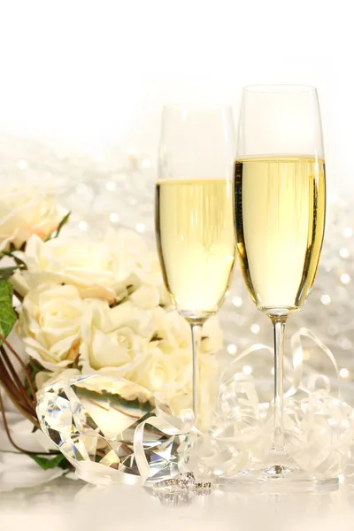 Copos de champanhe prontos para festividades de casamento — Fotografia de Stock