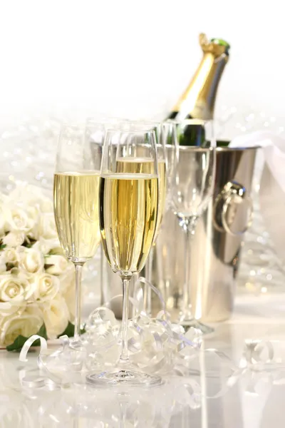 Шампанское и букет роз — стоковое фото