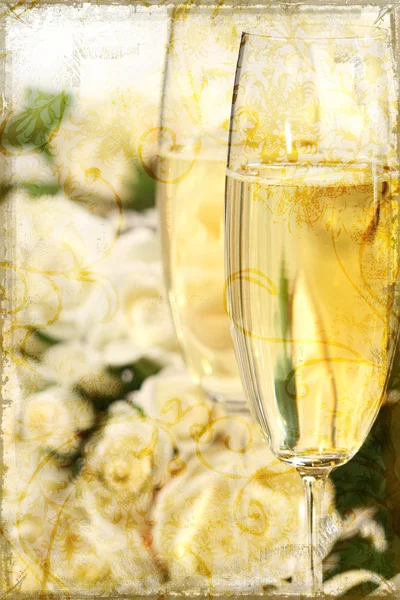 Close-up of champagne glasses with a bouquet of roses — Stock Photo, Image