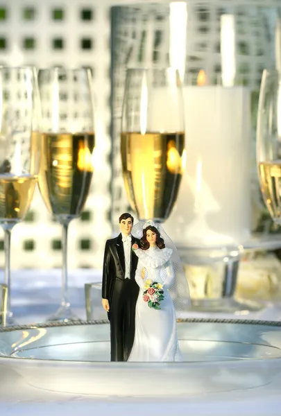 Wedding cake figurines on dinner plate — Zdjęcie stockowe
