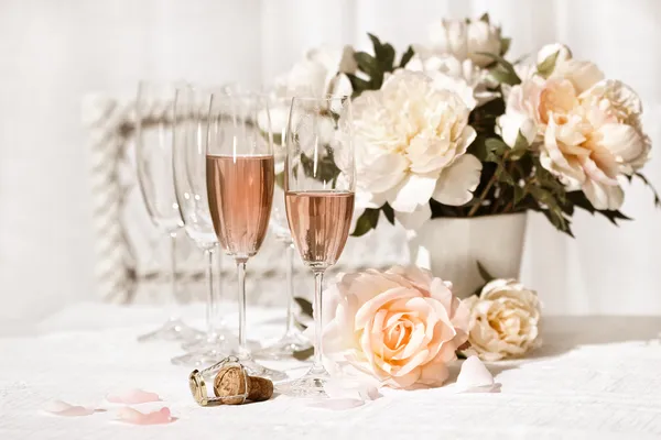 Dois copos cheios de champanhe rosa — Fotografia de Stock