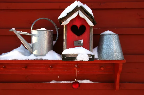 Casa de passarinho vermelha velha — Fotografia de Stock