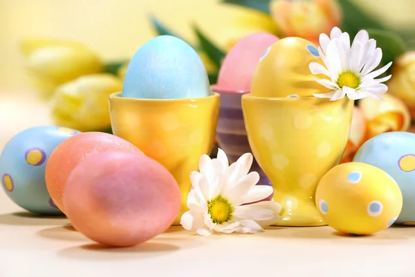 Ovos de páscoa coloridos com flores — Fotografia de Stock