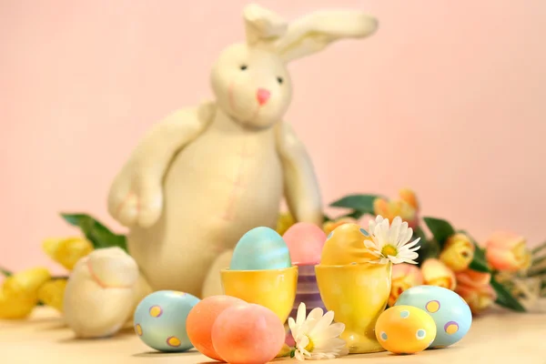 Bunte Eier zu Ostern mit Hase — Stockfoto